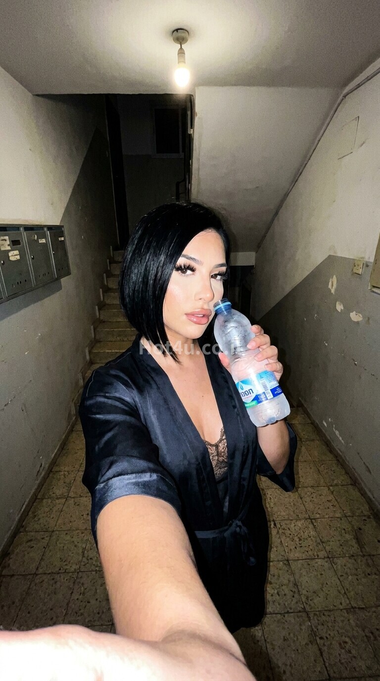 חשפנית ישראלית • אלופה מקומית • באילת • אביה