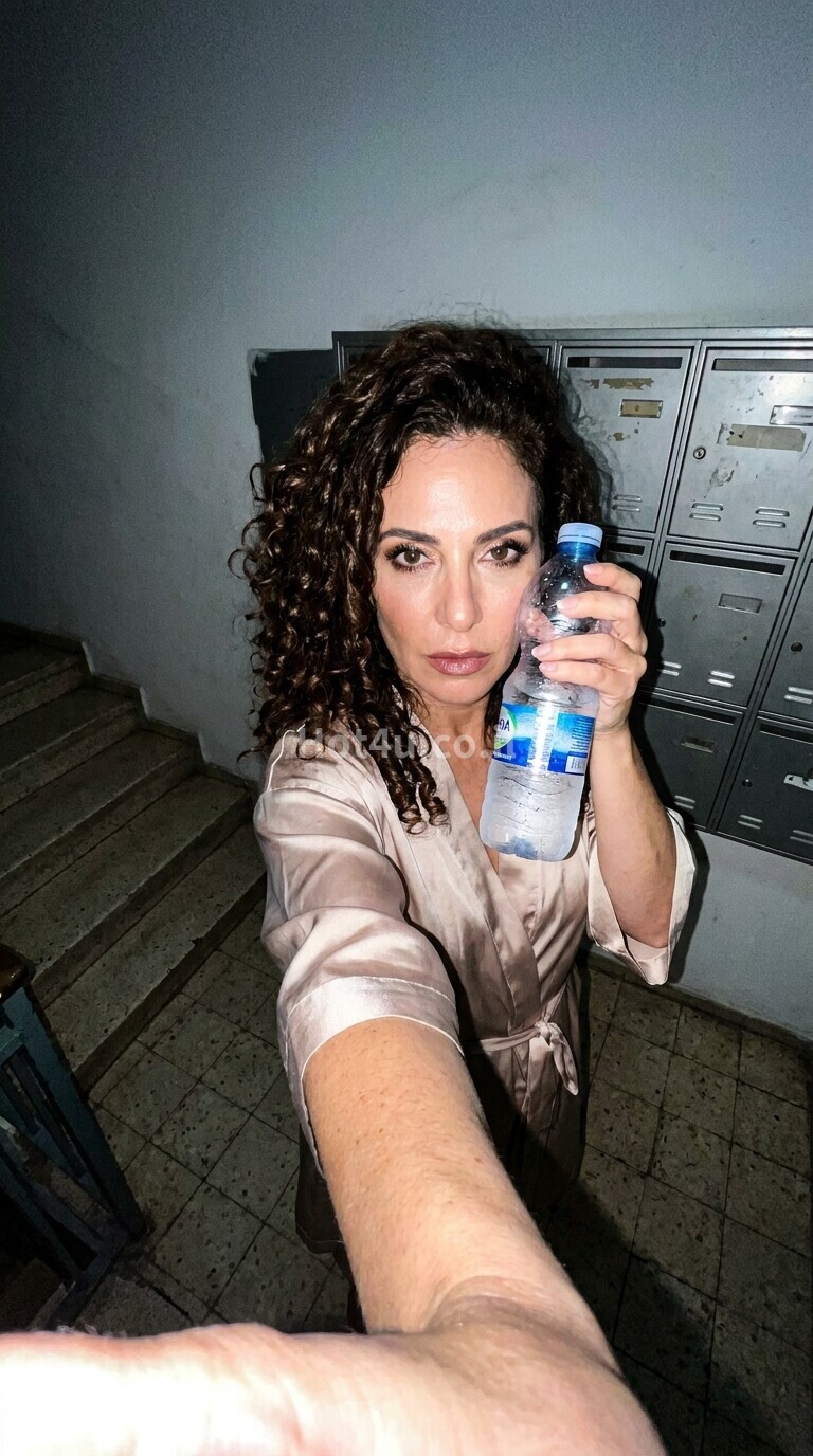 ללא פוטושופ 🗸 | חן | דוברת עברית | חשפניות במרכז | צברית ישראלית